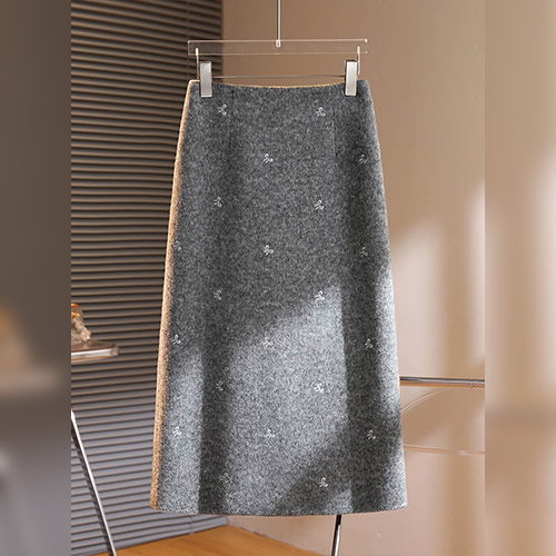 리본 자수 울터치 A라인 스커트