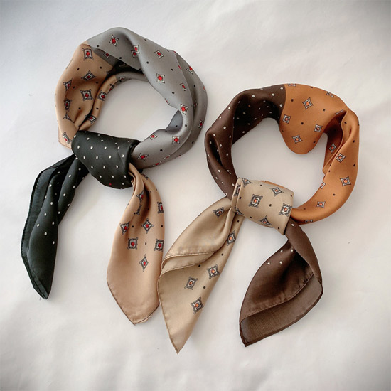 사각 도트 스카프