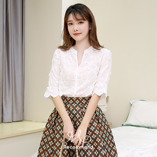  입체 플라워 자수 블라우스