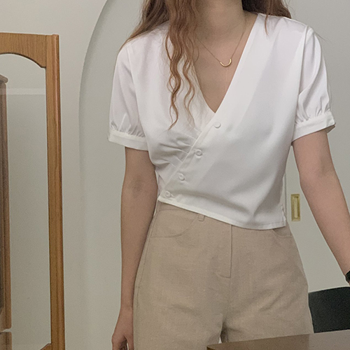 사선 랩 버튼 크롭 블라우스