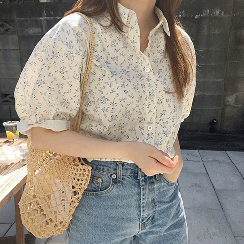 여성스러운 플라워 퍼프 블라우스