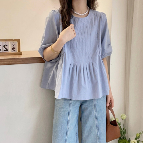 세련된 핀턱 퍼프 반팔 블라우스