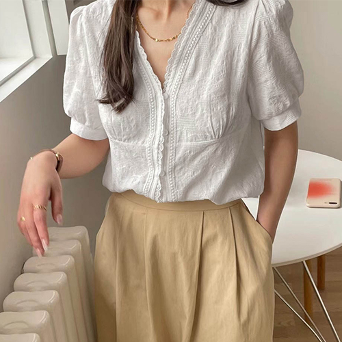 레이스 브이넥 퍼프 반팔 블라우스