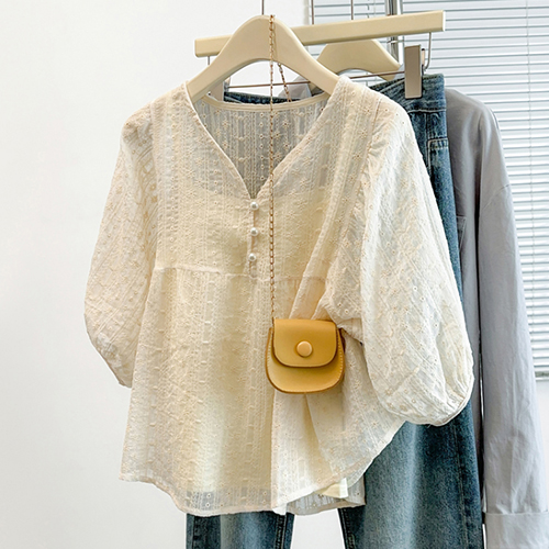 .브이넥 진주버튼 자수 블라우스