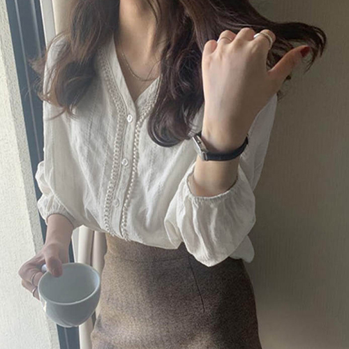 ◈[당일발송] 브이넥 자수 디테일 화이트 블라우스