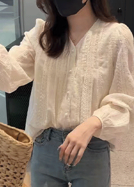 진주 버튼 자수 패턴 브이넥 블라우스