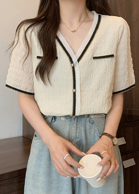 로열 격식룩 페미닌 브이넥 블라우스