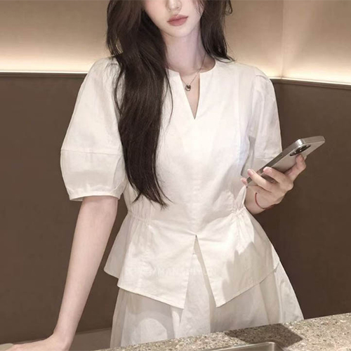 단아한 트임넥 페플럼 퍼프 블라우스