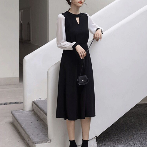 여성스러운 심플 블랙 원피스
