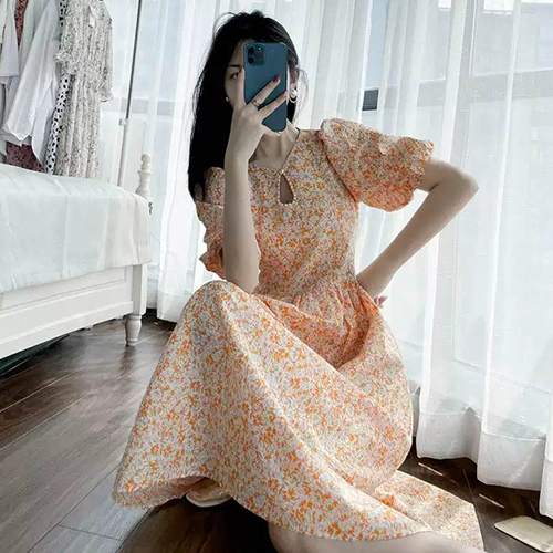 화사한 잔꽃 퍼프 소매 플레어 원피스