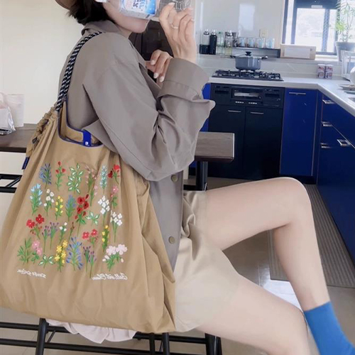 화사한 패턴 자수 에코백 