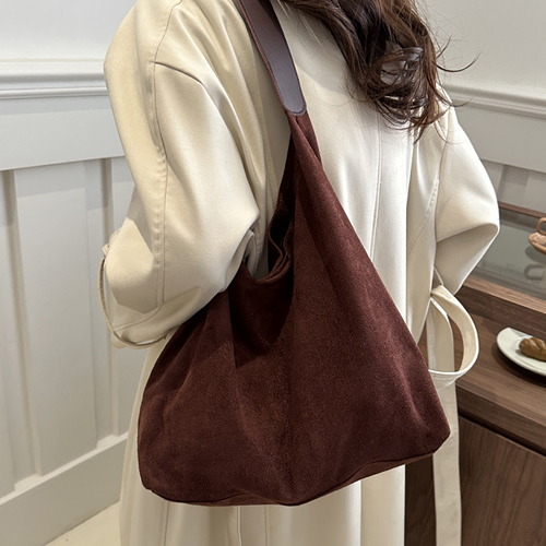 인조스웨이드 소프트 슬링 숄더백