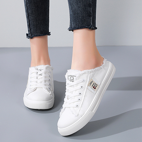 데님 라벨 뮬 스니커즈