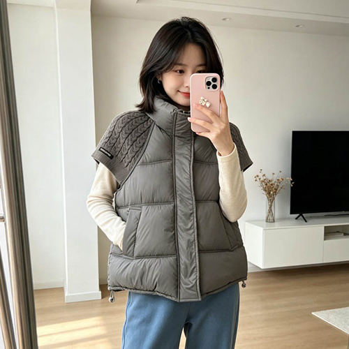 하이넥 니트 배색 패딩 베스트