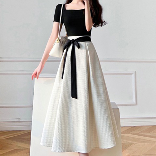 심플 스퀘어넥 반팔 니트+A라인 스트랩 플레어 스커트
