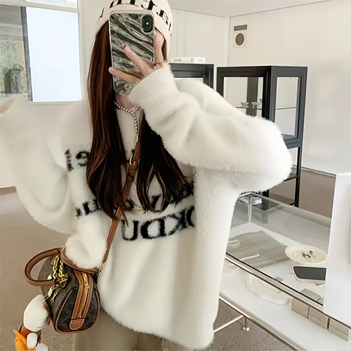 [당일발송] 화이트 퍼 레터링 니트