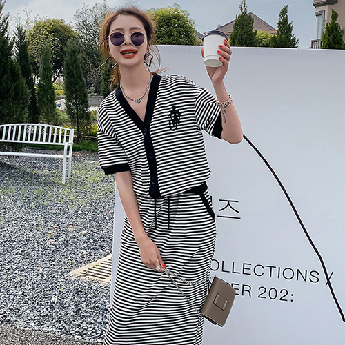 스트라이프 패턴 가디건+스커트 세트