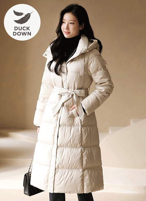 벨로티 페미닌라인 오리털 버클 하이넥후드 롱 패딩 점퍼