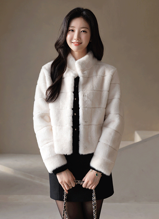플레즌 보송보송 소프트 페이크 밍크 퍼 세미 크롭 자켓