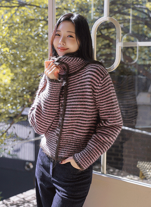 [Theonme] 하웰 배색 스트라이프 헤어리 울 하이넥 카라 니트 가디건