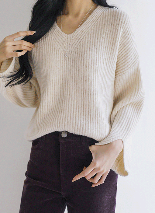 [Theonme] 다엘린 도톰 울 골지 소매트임 루즈핏 브이넥 니트