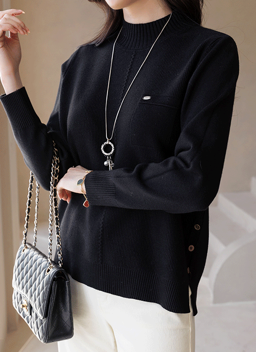 딜리브 옆 트임 버튼 디테일 세미 루즈핏 반하이넥 니트
