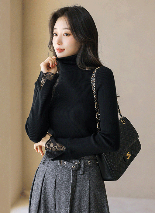 셀로테 소매 트임 레이스 배색 어깨 견장 골드 버튼 폴라 니트