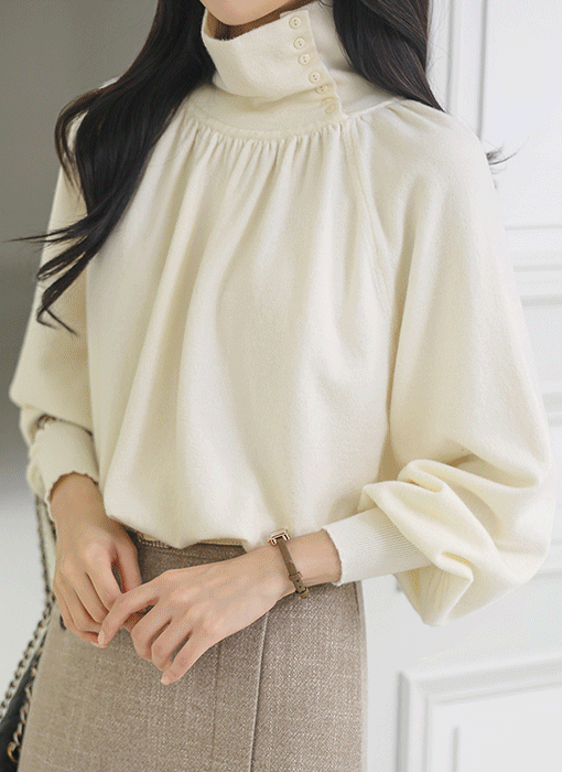 뷰엘 셔링 드레이프 볼륨소매 버튼 터들넥 니트