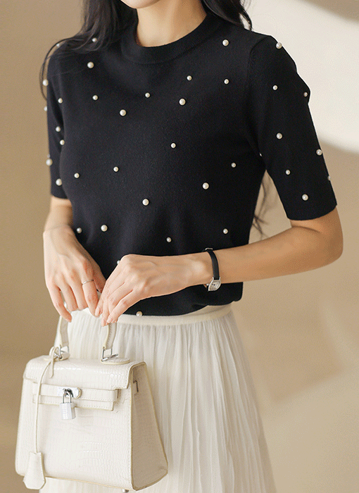 보보미 눈송이 진주 디테일 5부소매 슬림 라운드넥 니트