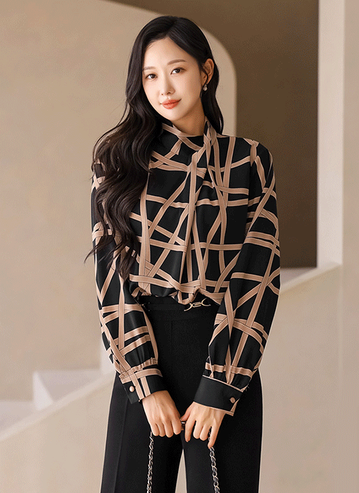 리전스 벨티드 프린팅 볼륨 셔링 러플 반하이넥 블라우스