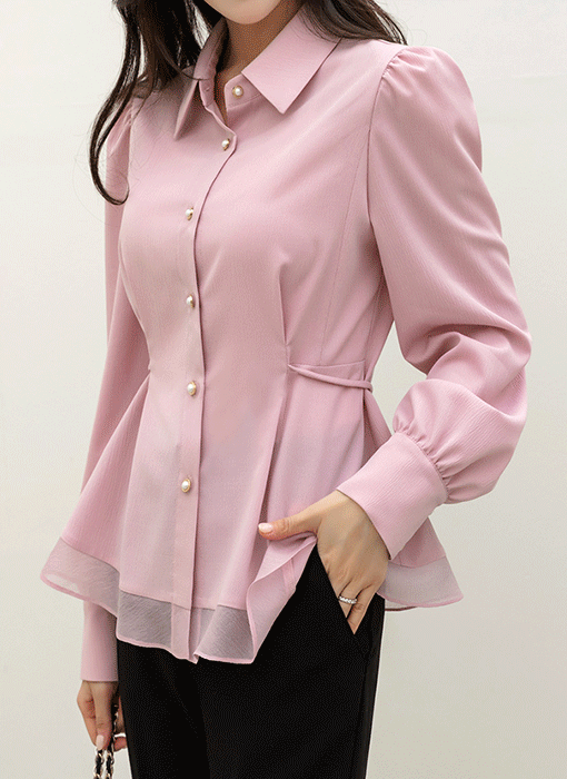 [루이스엔젤] 엘리니 뱀부 블렌딩 밑단 시스루 허리 리본 페플럼 카라 블라우스