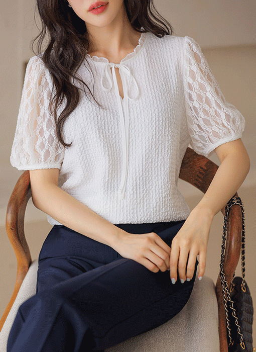 [루이스엔젤] 플라워 다이아 레이스 시스루 소매 배색 쟈가드 블라우스 티