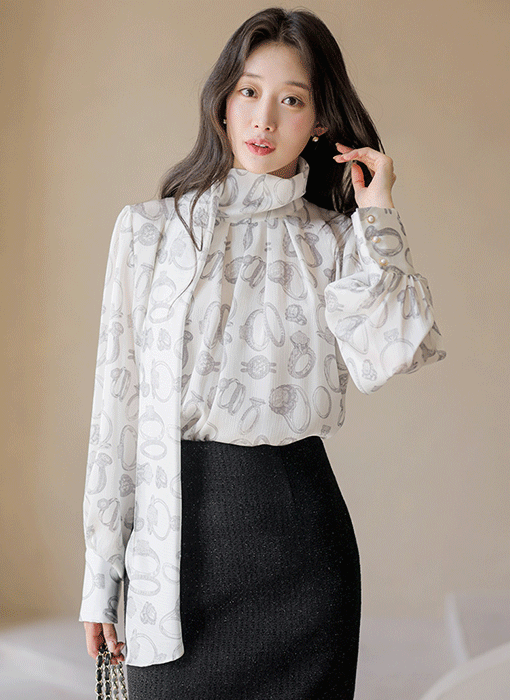 벨디안 엘레강스 링 패턴 스카프 하이넥 셔링 블라우스
