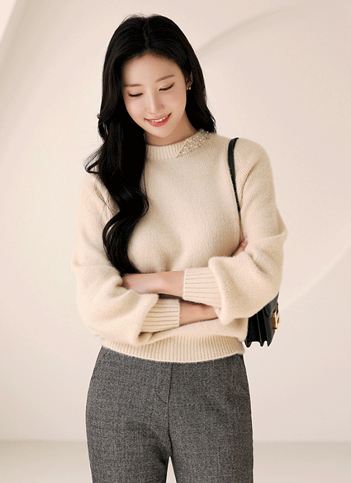루에브 하프 큐빅 진주넥 포근 퍼프소매 니트