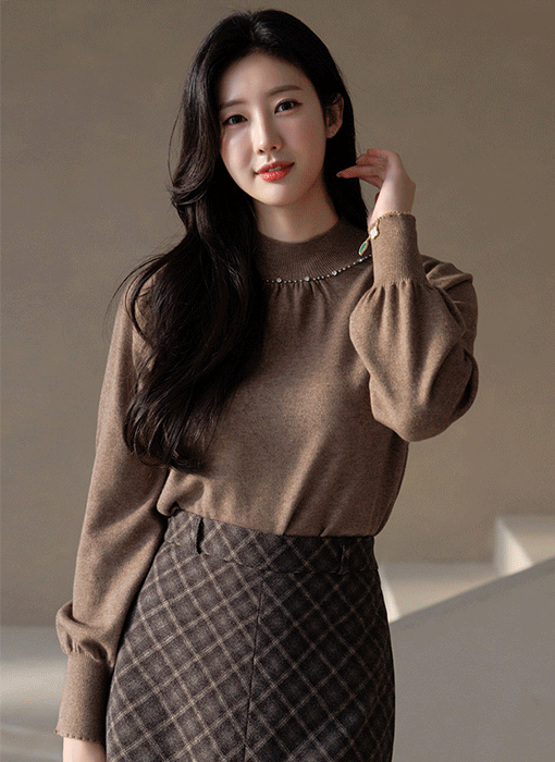 리니펄 비스코스 울 블렌딩 셔링 진주 반하이넥 퍼프 소매 니트