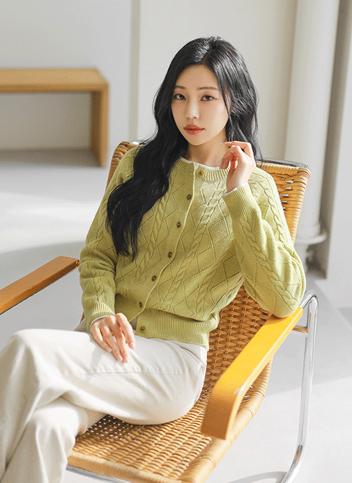 [Theonme] 빌러즈 백 팬던트 꽈배기 아가일 니트 가디건