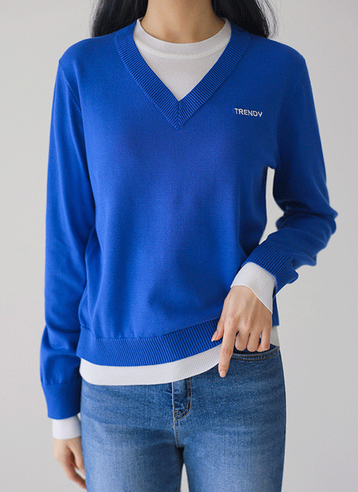 [Theonme] 트레비 브이 배색 레이어드 레터링 자수 라운드 니트