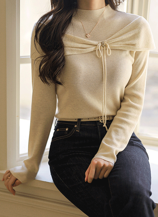 레이네 플라워 포인트 숄 디테일 울 블렌딩 반하이넥 니트