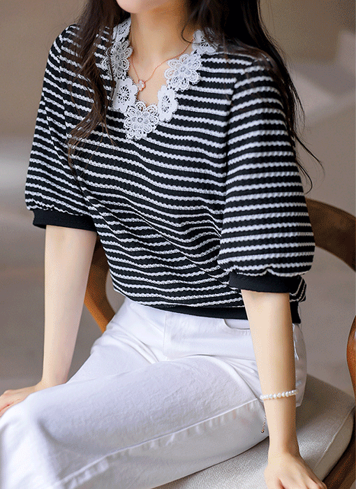 [루이스엔젤] 모티브 플라워 레이스 배색 쟈가드 스트라이프 블라우스 티