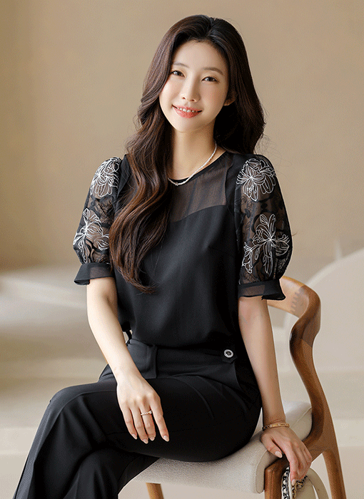 [루이스엔젤] 블레크 배색 자수 프릴 퍼프소매 시스루넥 블라우스