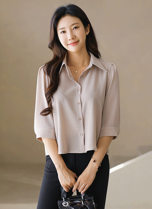베일리 네추럴 라인 세미 크롭 7부 소매 카라 블라우스