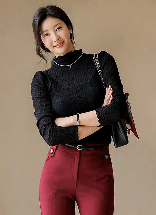[루이스엔젤] 크렘 다이아 엠보 쟈가드 반하이넥 블라우스 티