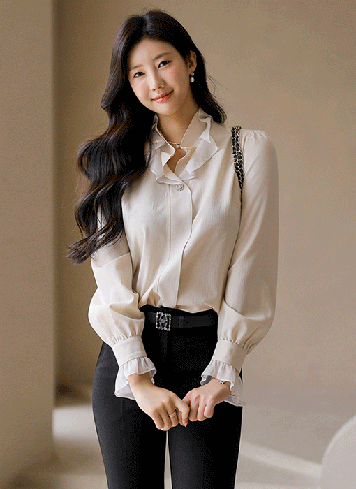 [루이스엔젤] 그레이스 레이어드 러플 쉬폰 배색 시어서커 블라우스(BEIGE)