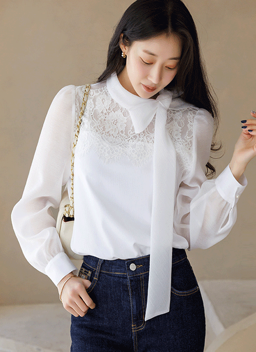 [루이스엔젤] 라모네 시스루 플라워 레이스 스캘럽 배색 리본 타이넥 블라우스