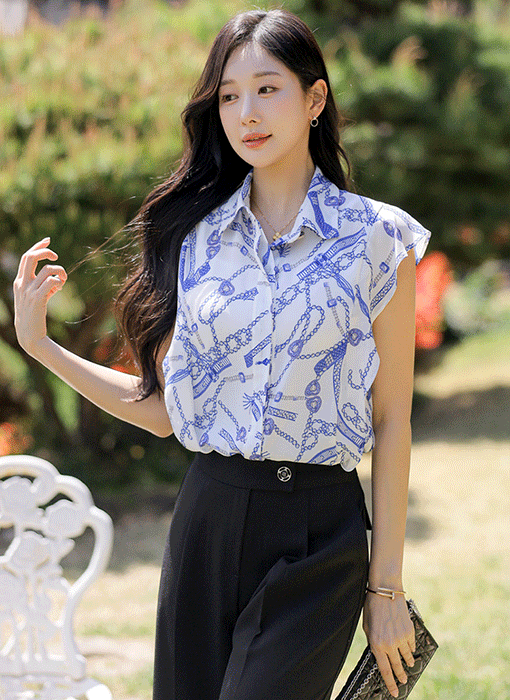 마린 체인 프린팅 사이드 프릴 날개 디테일 카라 민소매 블라우스