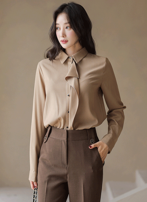 [루이스엔젤] 레이라 플로우 러플 라인 스트라이프 카라 블라우스